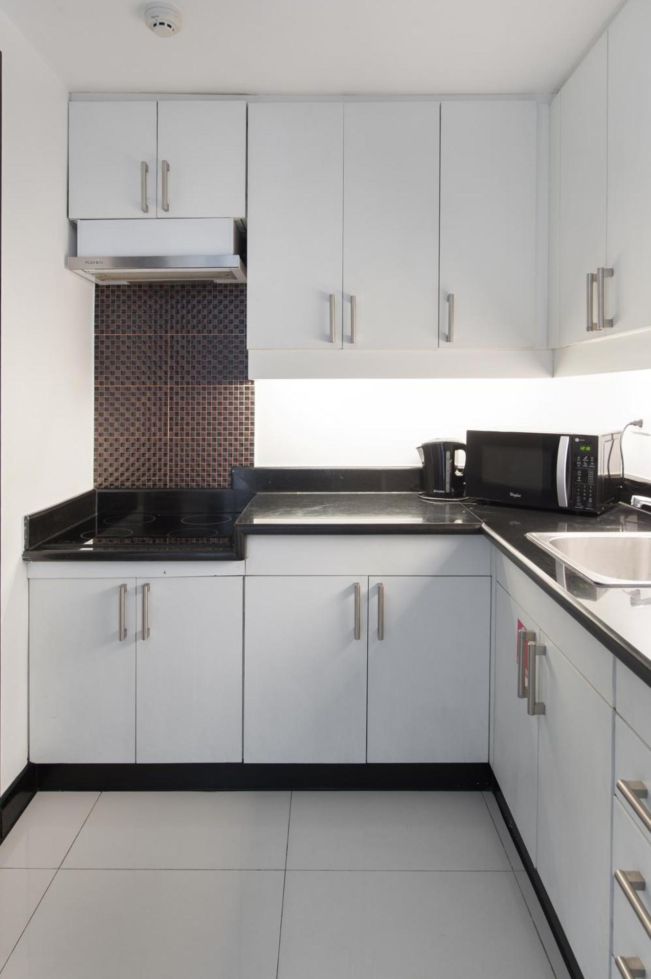 Y2 Residence Hotel Managed By Hii Makati City Room photo